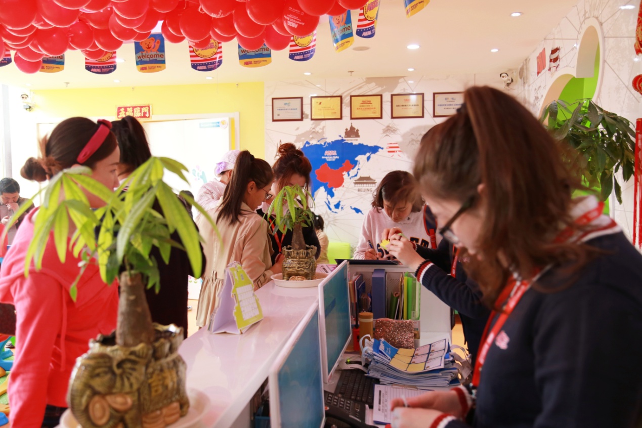 爱心飘扬!爱贝英语大连高新万达中心盛大开幕啦插图2 大连英语培训机构_爱贝大连高新万达中心校长张婧毅_爱贝国际**英语大连高新万达中心