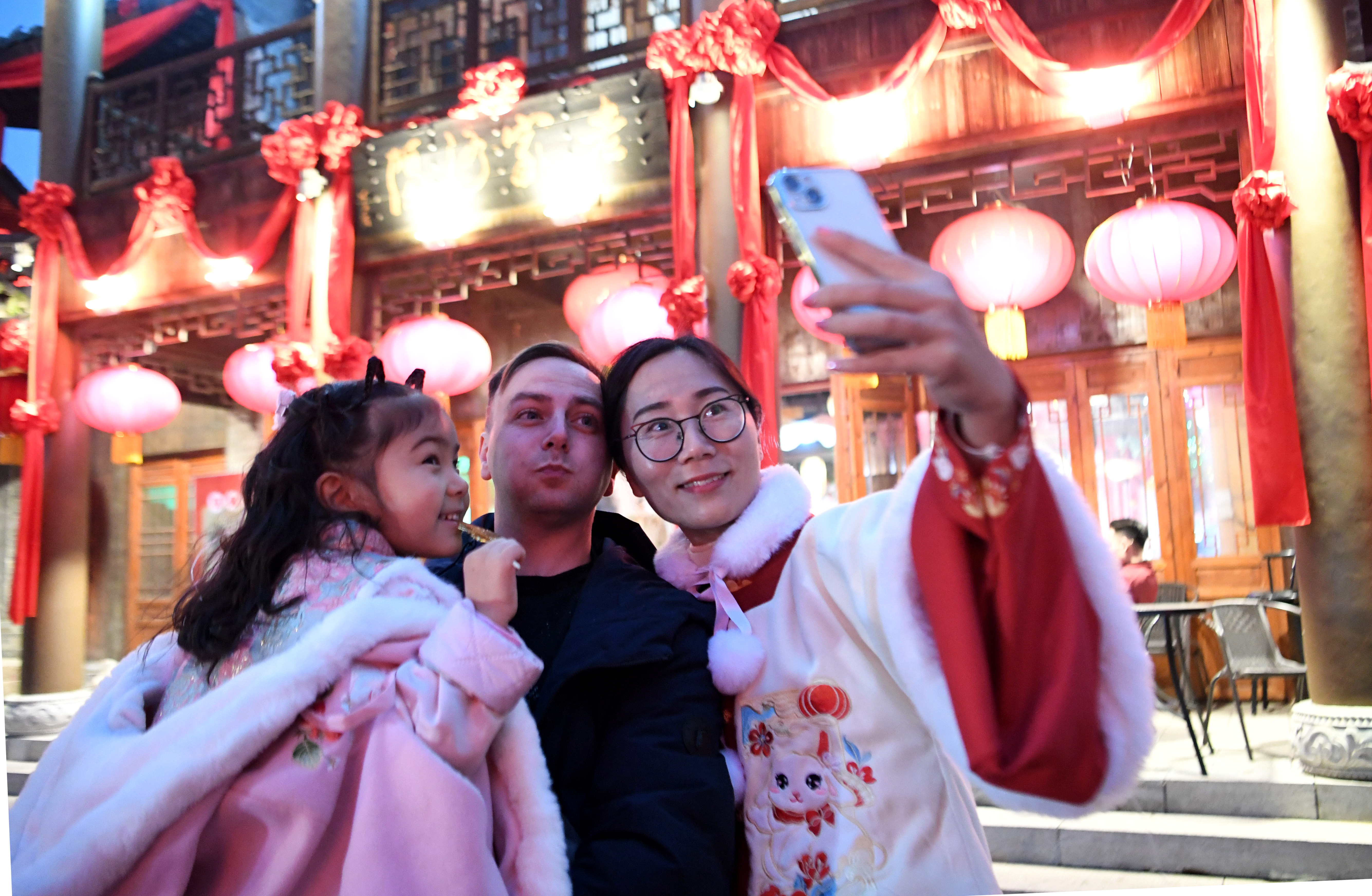 洋女婿在古都洛阳,沉浸式感受别样中国年插图 洛阳外教美国人_洛阳外教与河南姑娘的爱情故事_外教在英国谢菲尔德洛阳生活