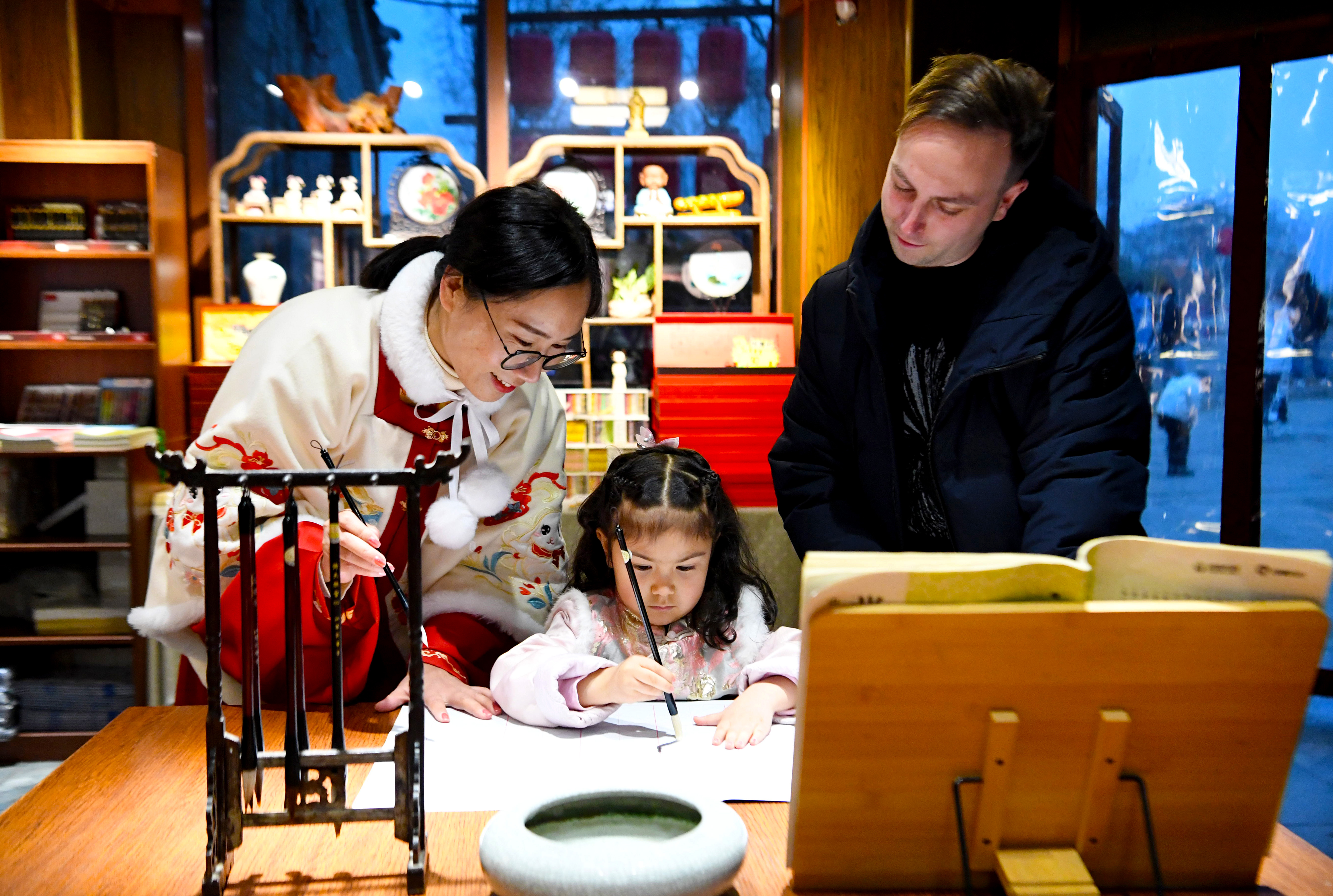 洋女婿在古都洛阳,沉浸式感受别样中国年插图3 外教在英国谢菲尔德洛阳生活_洛阳外教与河南姑娘的爱情故事_洛阳外教美国人