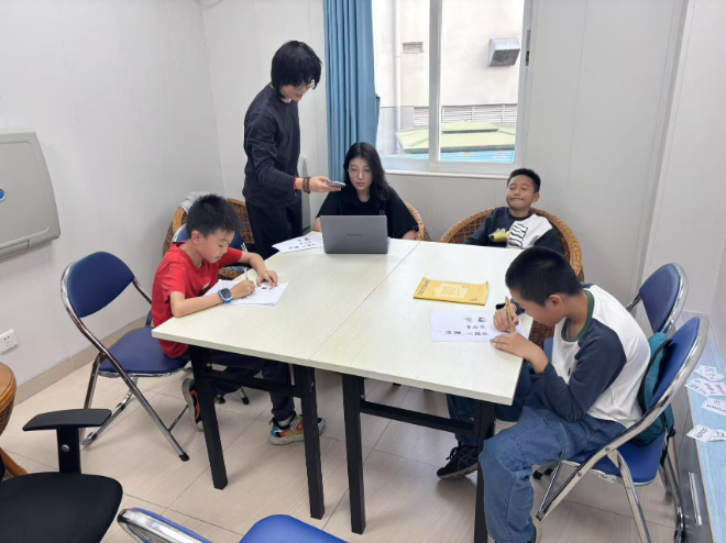 盐田一对一外教哪家强_大梅沙社区朋辈英语补习班_万科梅沙书院青简阁公益小老师